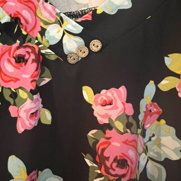 Size 4X - U.Vomade - Black and Red Floral Short Sleeve Knit Pullover - Picture 3 of 7